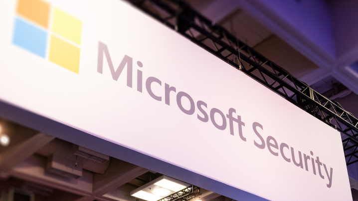 Biển hiệu Microsoft Security tại một sự kiện.