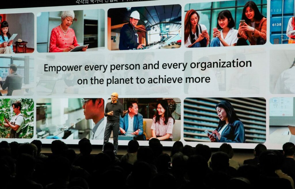 Chủ tịch và CEO Microsoft, Satya Nadella, phát biểu tại sự kiện AI Tour ở Seoul, Hàn Quốc.