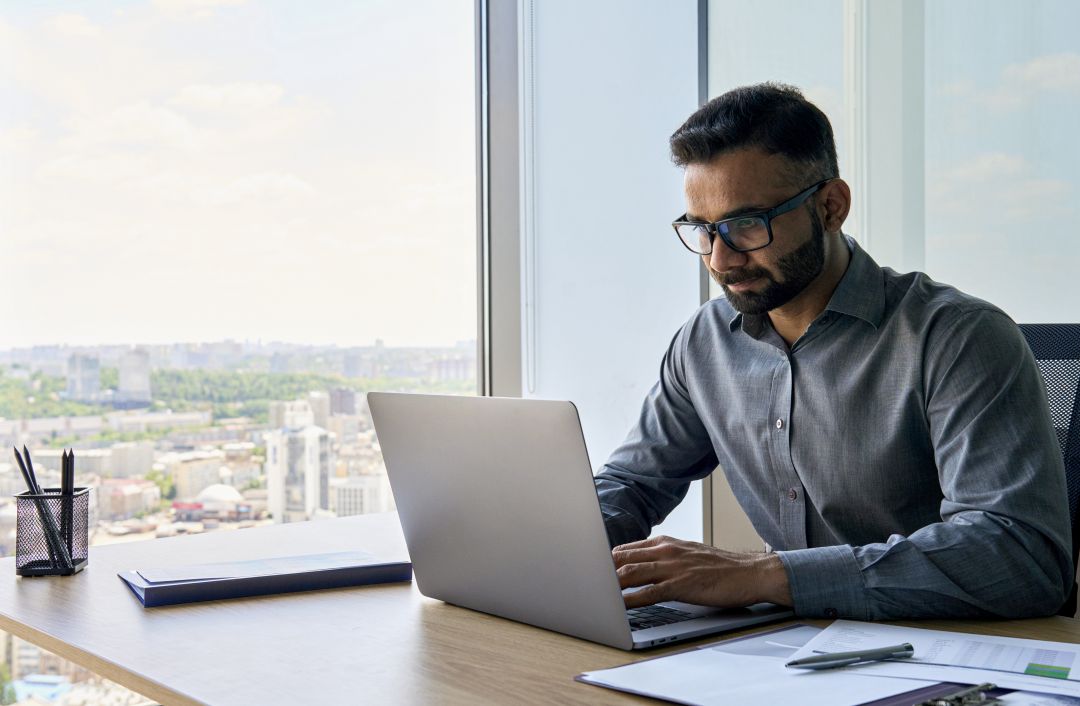 Chuyên gia bảo hiểm sử dụng AI và cloud để phân tích dữ liệu và dự báo rủi ro.
