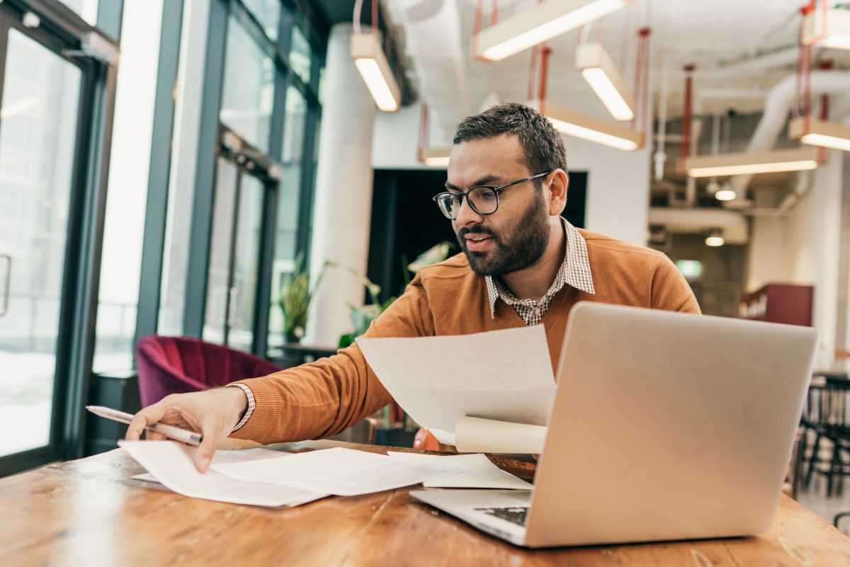 Chuyên gia tài chính phân tích dữ liệu ESG để đưa ra quyết định đầu tư.